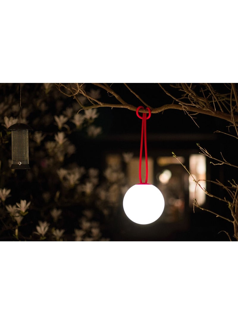 Fatboy ضوء فاتبوي بوليكي المعلق | ضوء LED قابل لإعادة الشحن عبر اتصال USB | إضاءة محمولة | 3 أوضاع سطوع | مقاوم للماء IP55 | حلقة تعليق بطول 100 سم، ضوء بطول 20 سم | أحمر - Image 3